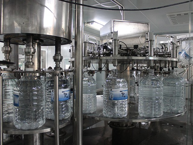 18升大容量液體灌裝生產線 (1)